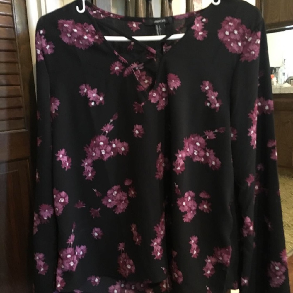 NWOT Floral Criss Front Blouse